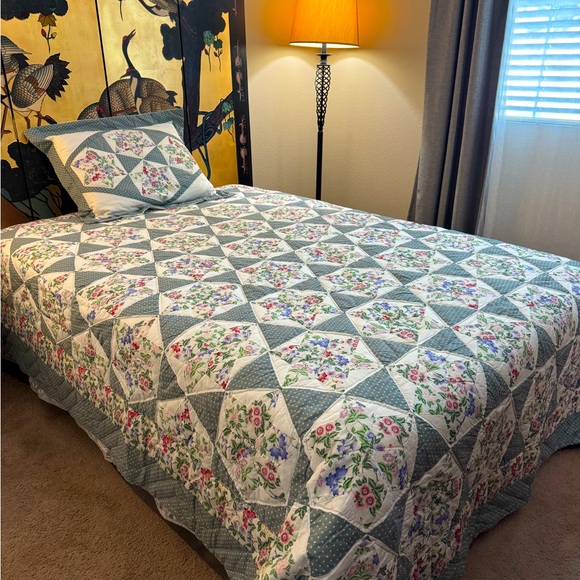 Floral Six Point Star Quilt with (3) Pillow Shams - Sage & Ivory - Sz. King